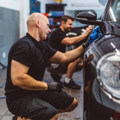 service-man-washing-car-before-detailing-in-worksh-2023-11-27-05-00-52-utc.jpg